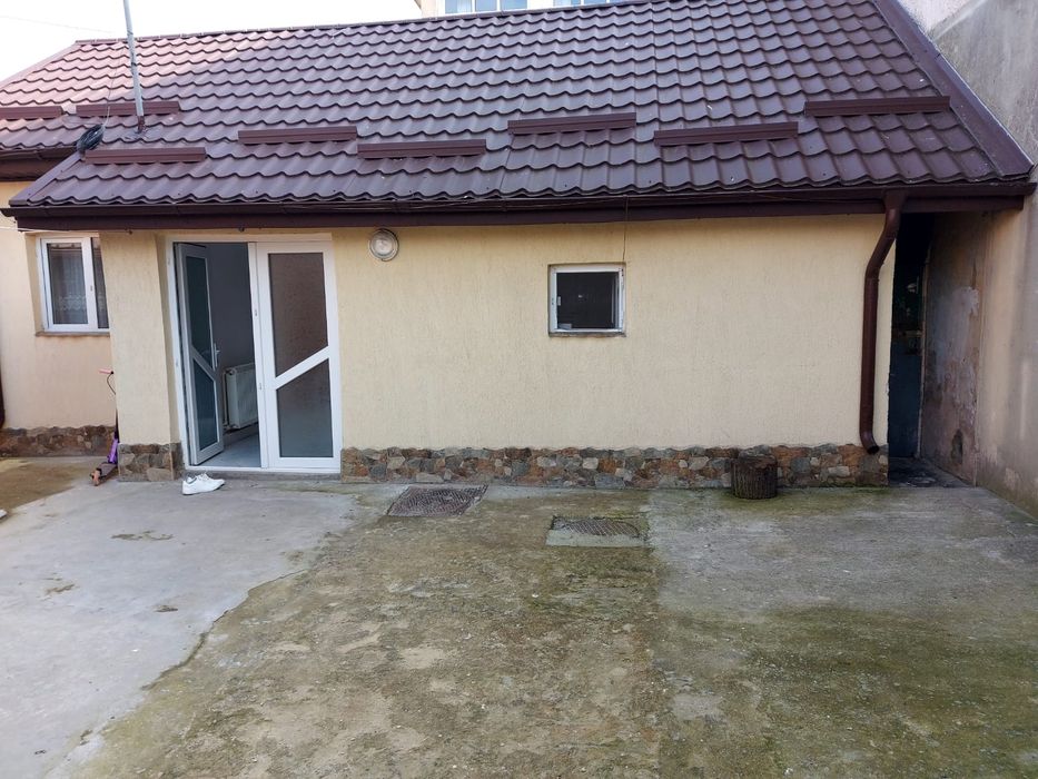 Proprietar vand casa la sol , 2 camere , compl utilat si mobilat 50mp
