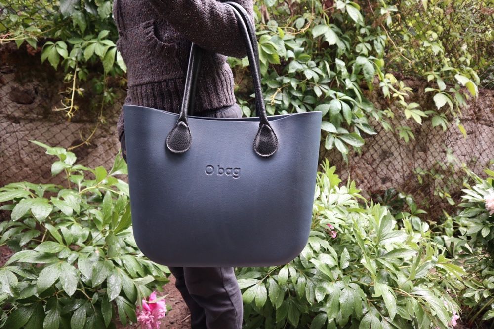 Елегантна тъмносиня дамска чанта Obag - еднократно ползвана!
