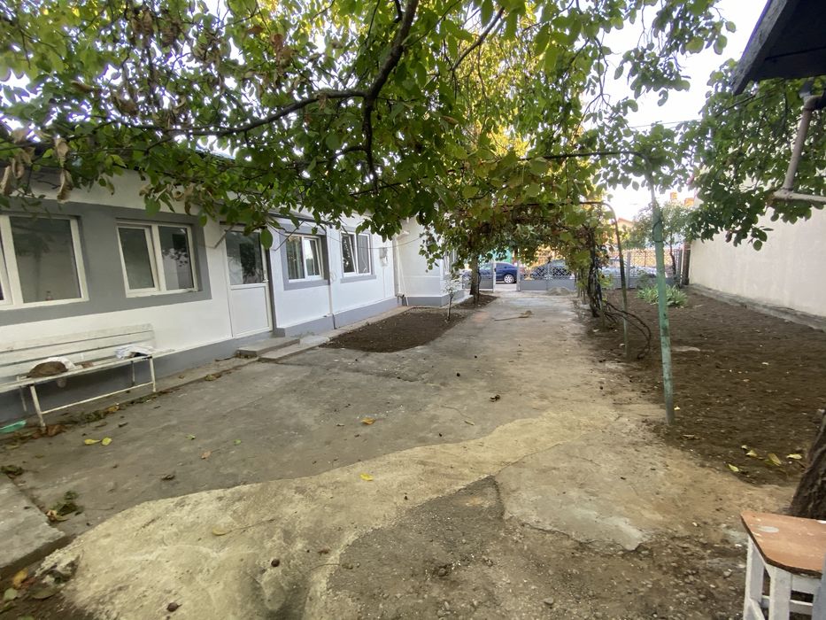 Vand sau inchiriez casa 90m si curte de 250m  la 100m de Sala Sporturilor Ploiesti
