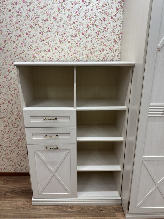 Продам две кровати,комод для книг и прочее,