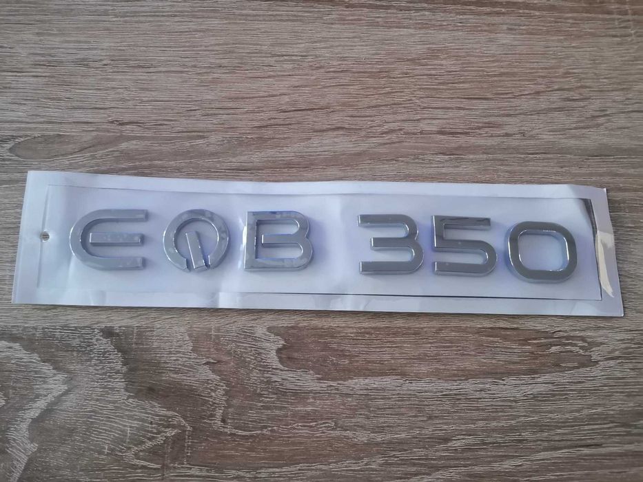 сребрист надпис Mercedes Benz EQB 350