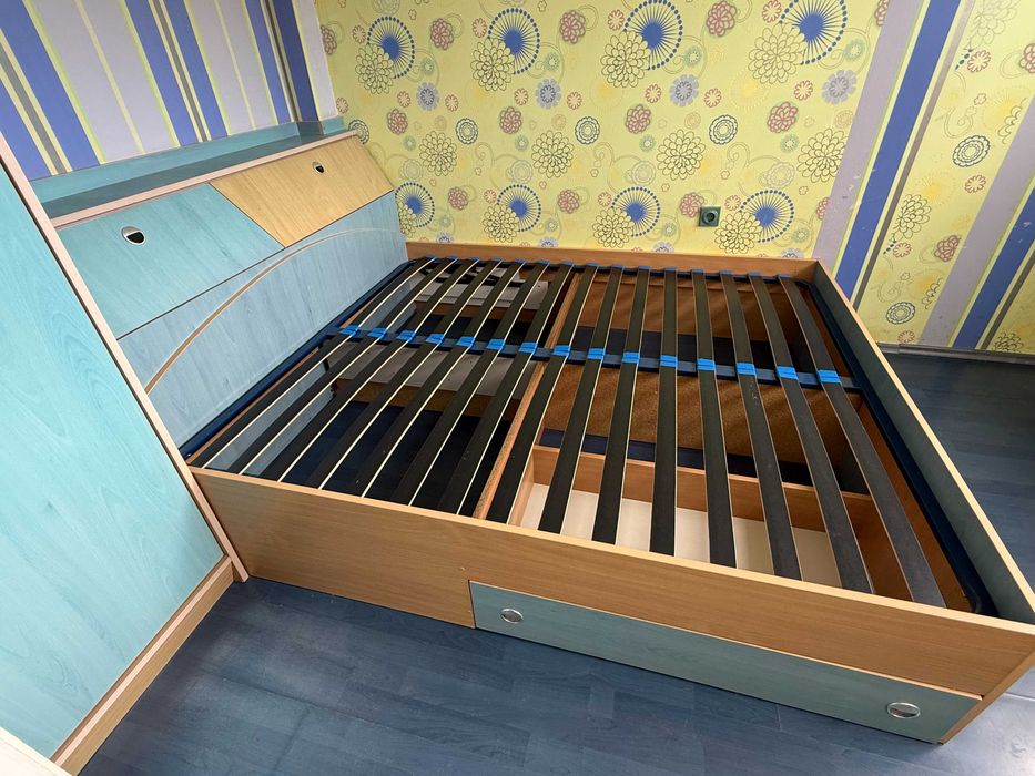 Спалня с гардероб, ракла и повдигаща се скара