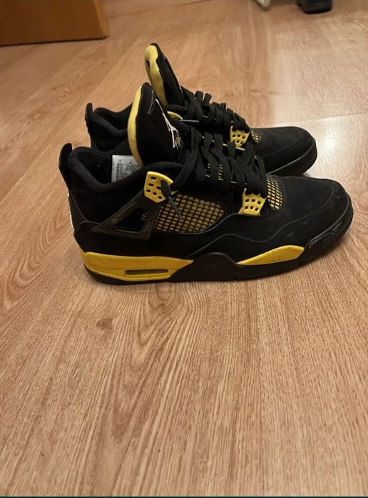 Vând Jordan 4 Retro Thunder