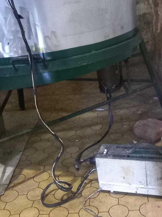 Продавам самоделно изработена ел. центрофуга 32 рамки ЛР или магазинни или 16 ДБ.Село Деков област Плевен (на 6км. от град Белене)