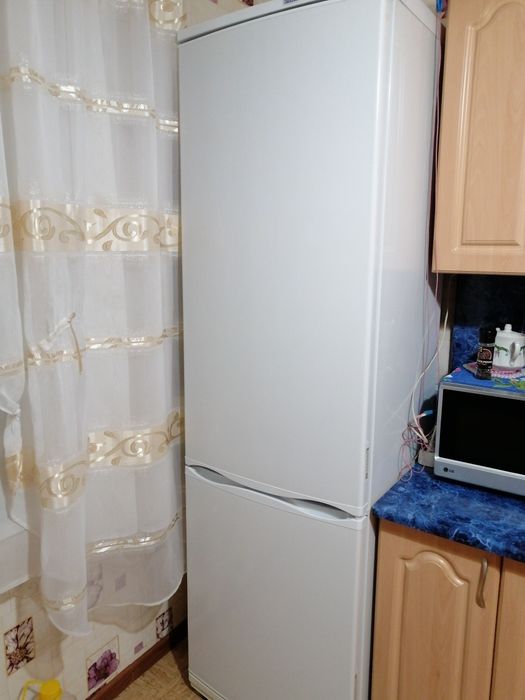 Продам Холодильник Атлант