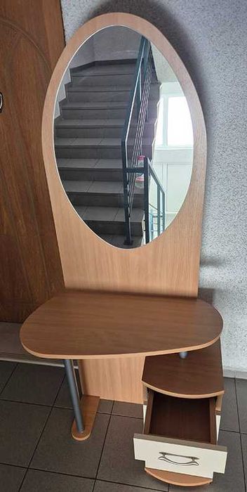 Тоалетка с огледало