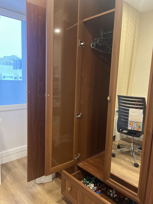 Продам шкаф с зеркалом