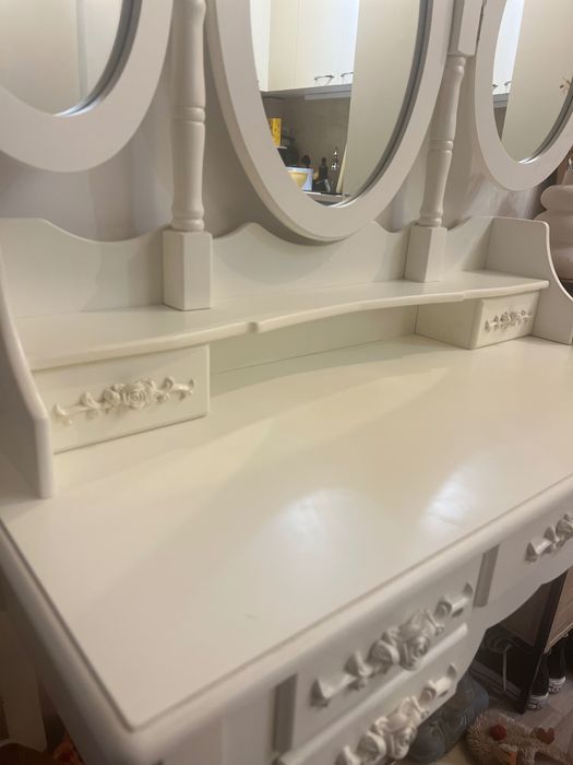 Vând măsuță make up