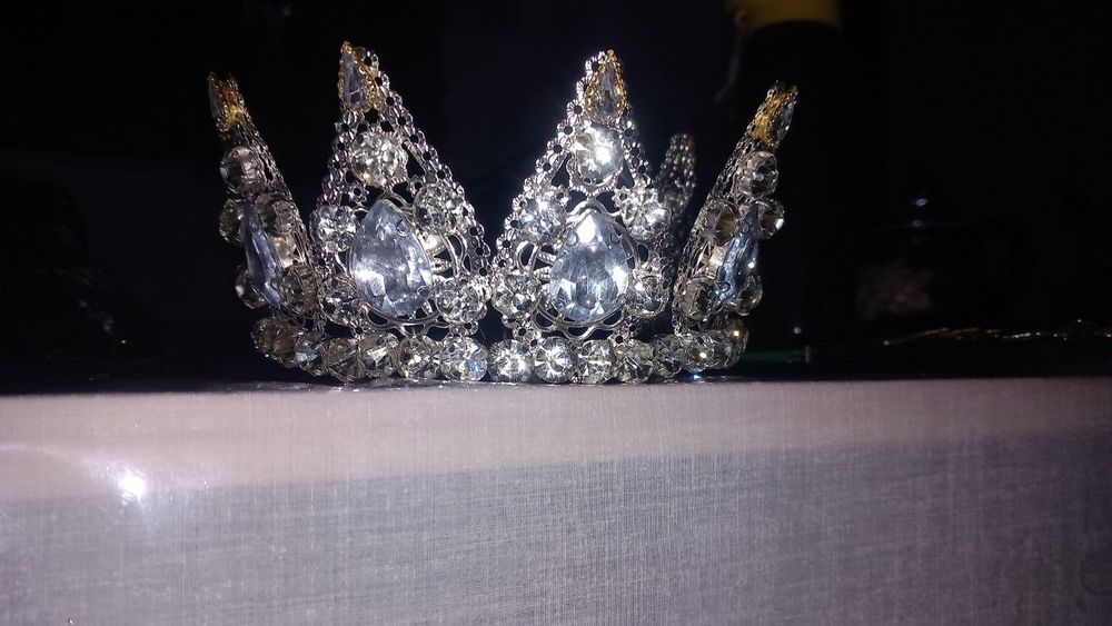 Arzon karona va diademalar sotib oling zakazga