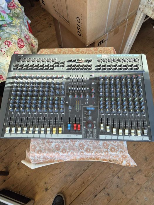 Продавам Soundcraft - рower миксер 2 X 1500 w peak