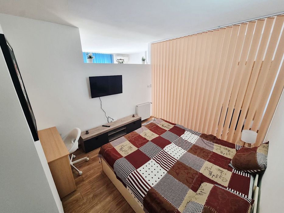 Proprietar inchiriez apartament cu o camera si living plus bucatarie