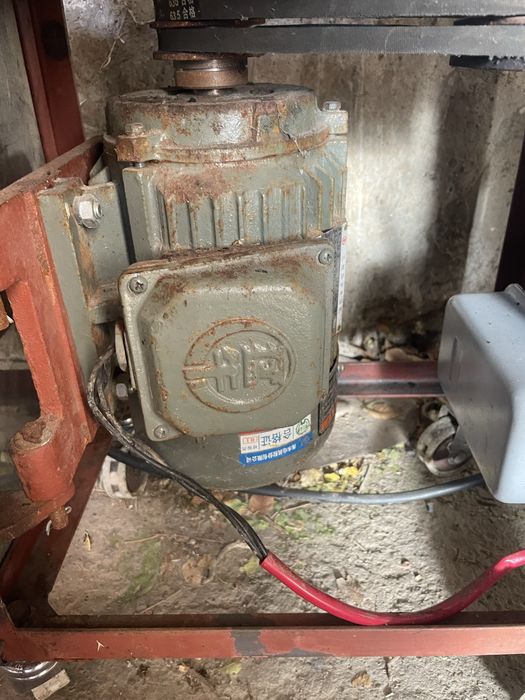 Продается еэлетродвигатель трехфазный