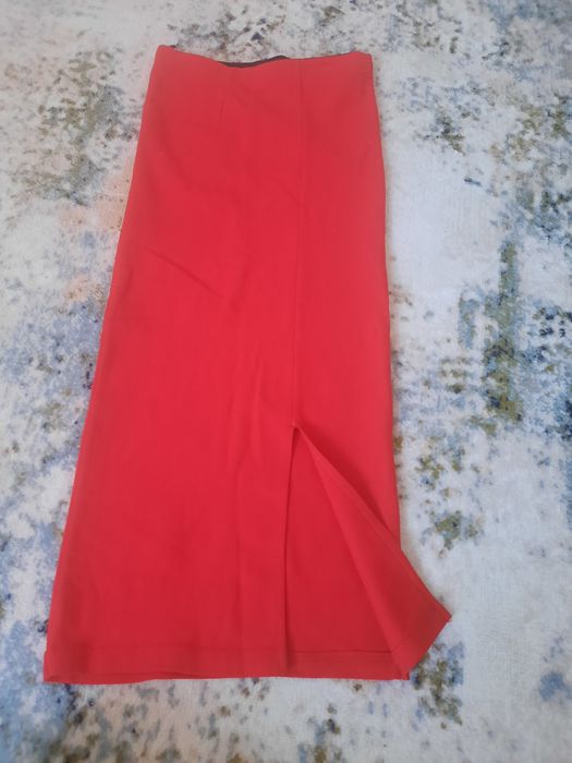 Красную классную юбку
