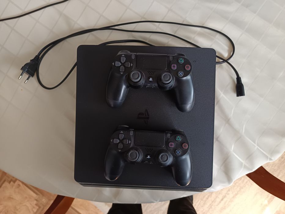 PS4 в перфектно състояние с игра
