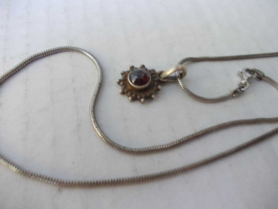 Lant si medalion cu piatra rosie inchis vechi din argint