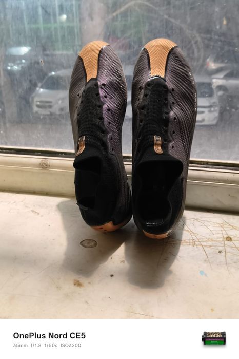 Продам бутсы айрзум