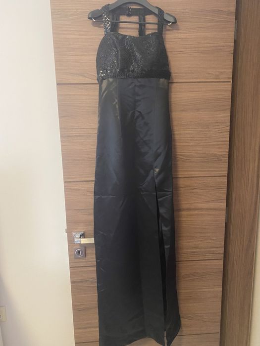 Сатенена черна рокля