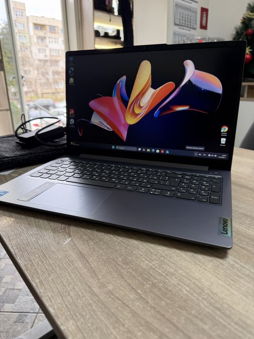 Лаптоп Lenovo slim 3 i