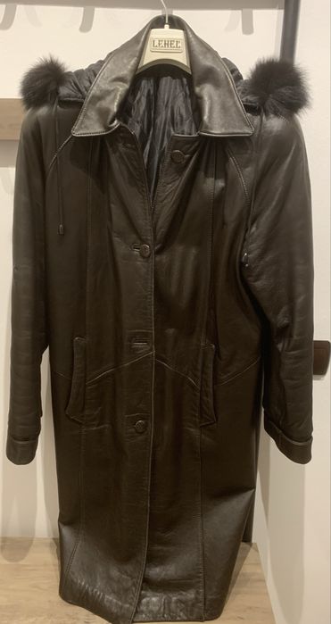 Vând haine de blanā si piele, de damā.