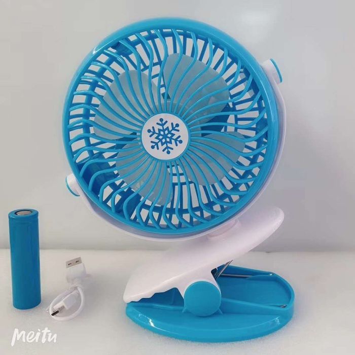 Вентилатор с USB захранване и щипка за закачане на различни места