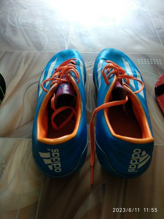 Продам кожаные бутсы adidas.