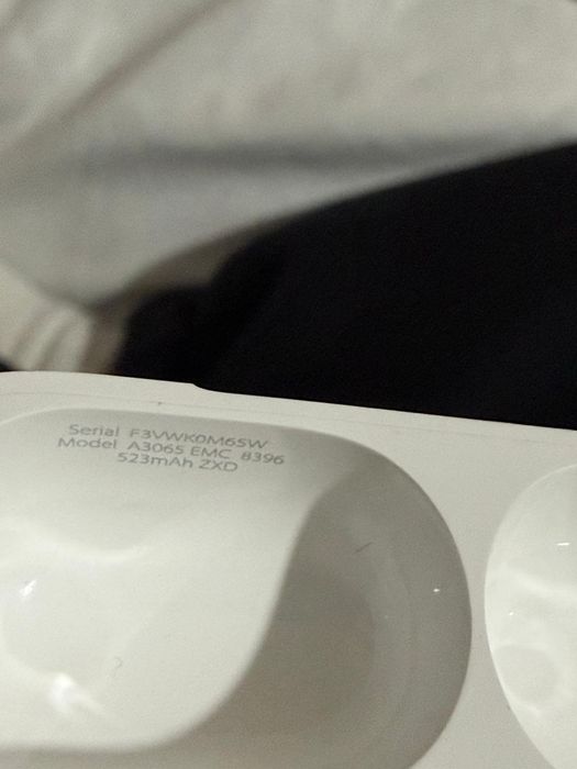 Vând AirPods 3 Pro – produs primit cadou, dar pe care nu îl folosesc, așa că prefer să îl vând.