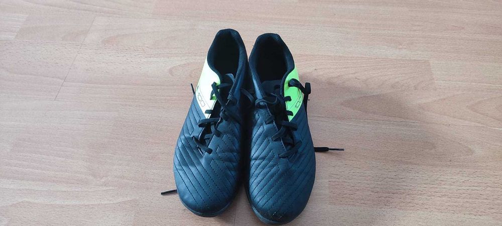 Gheata fotbal teren sintetic sau iarba