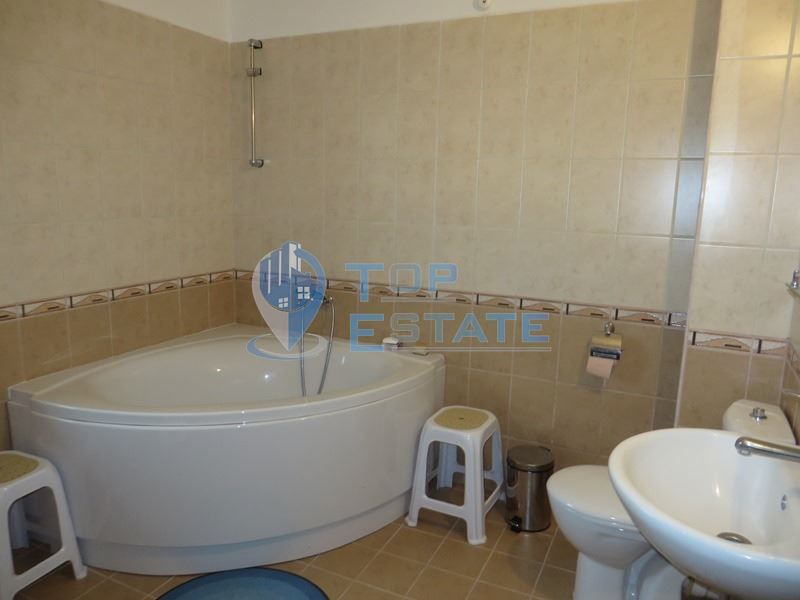 Новопостроена масивна къща в Тревненския балкан