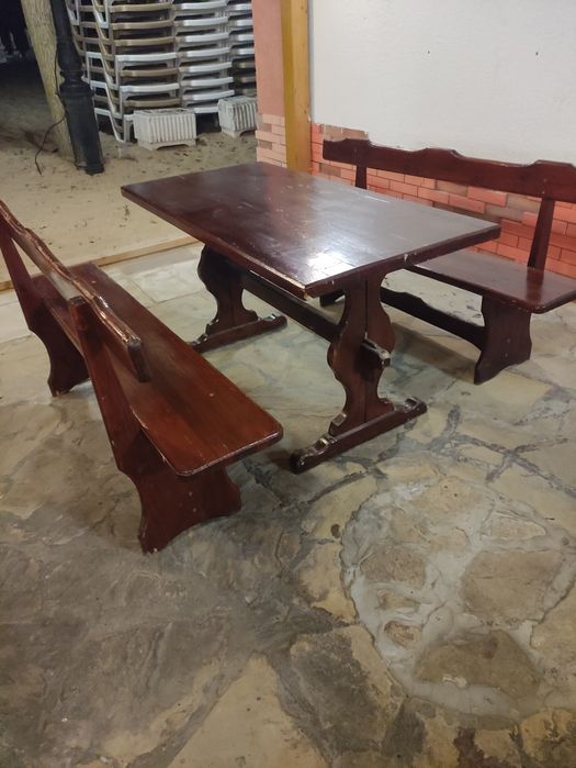 Продавам дървени маси с пейки-четворки и шестици.