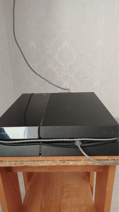 Playstation 4    2джойстика.