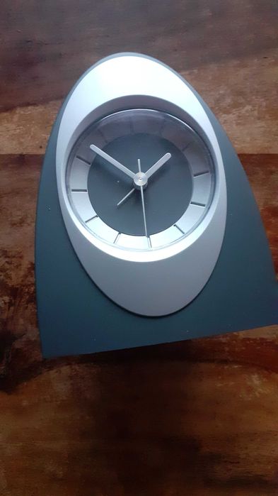 часовник настолен със секундарник и аларма REEKO