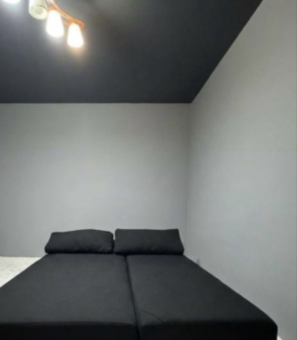 Canapea neagra extensibila