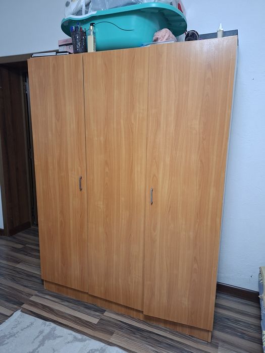 Стенка, шифонер, стол стульями.