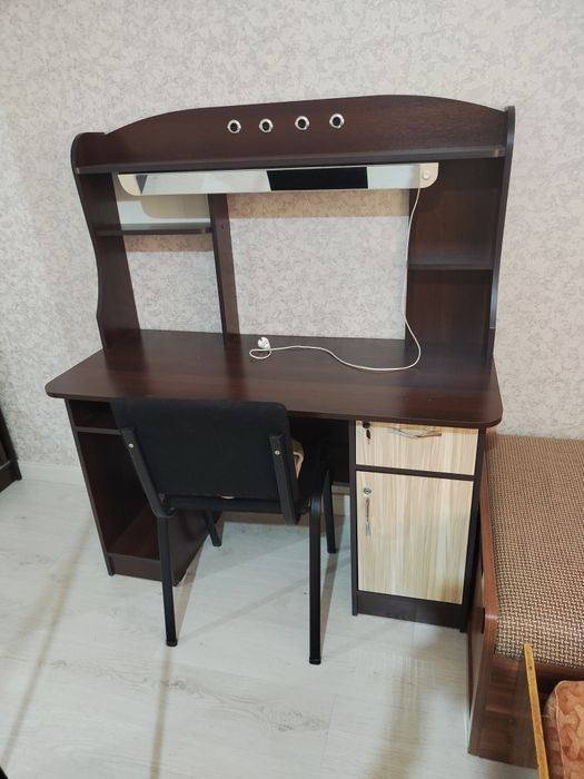 Шкаф купе,парта,диван.