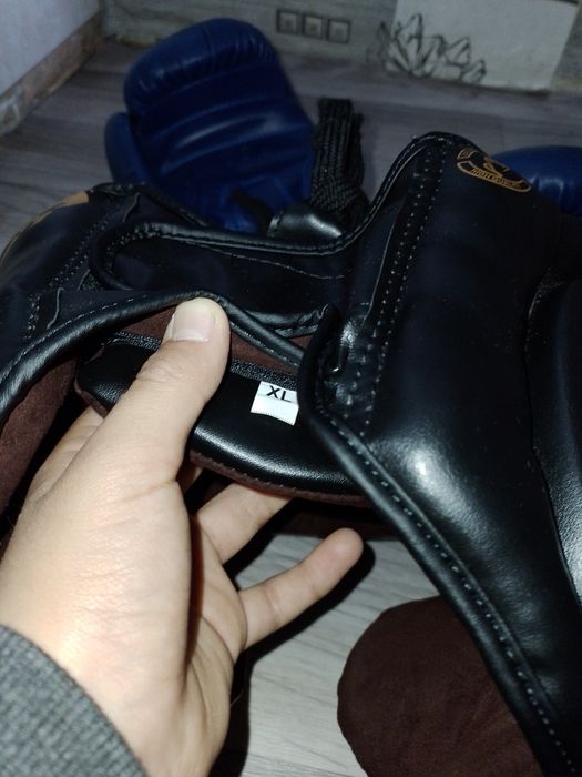 Перчатка и шлем для бокса