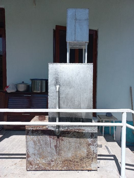 Продаётся котёл в хорошем состоянии нигде не течёт.