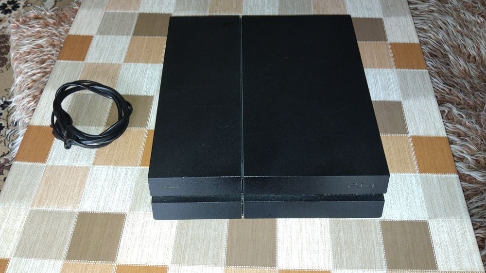 PlayStation 4 с контролер