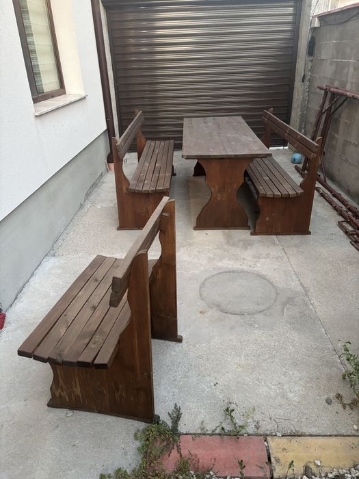 Дървена маса с пейки