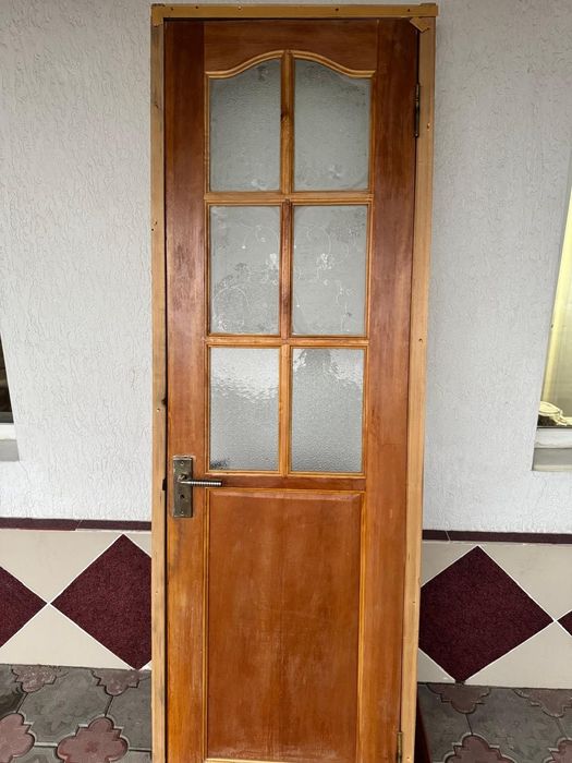 дверь деревянная