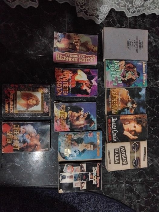 Продавам Книги...