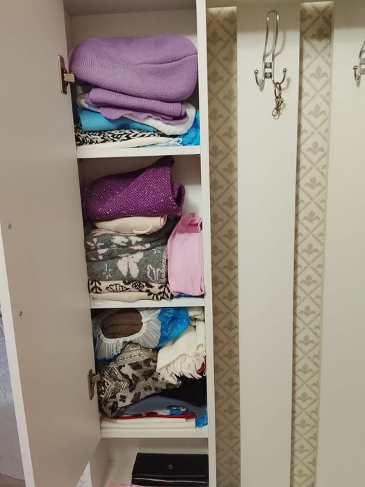 Продам прихожую .