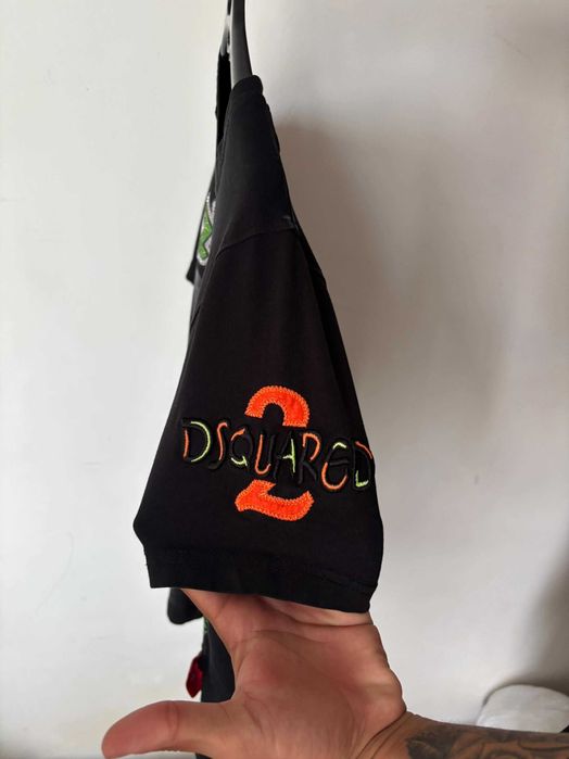 Vand tricou dsquared2 original doar cateva purtari marimes s are o stare foarte buna nu este deloc uzat