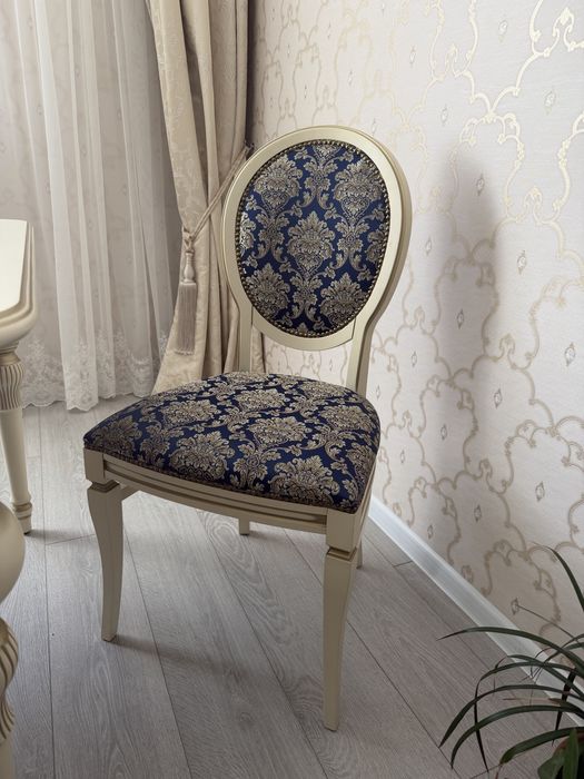 Стол, стулья, тумба под тв