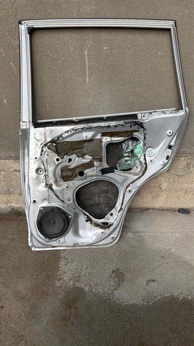 Tayota RAV 4 артқы есік оң жақ