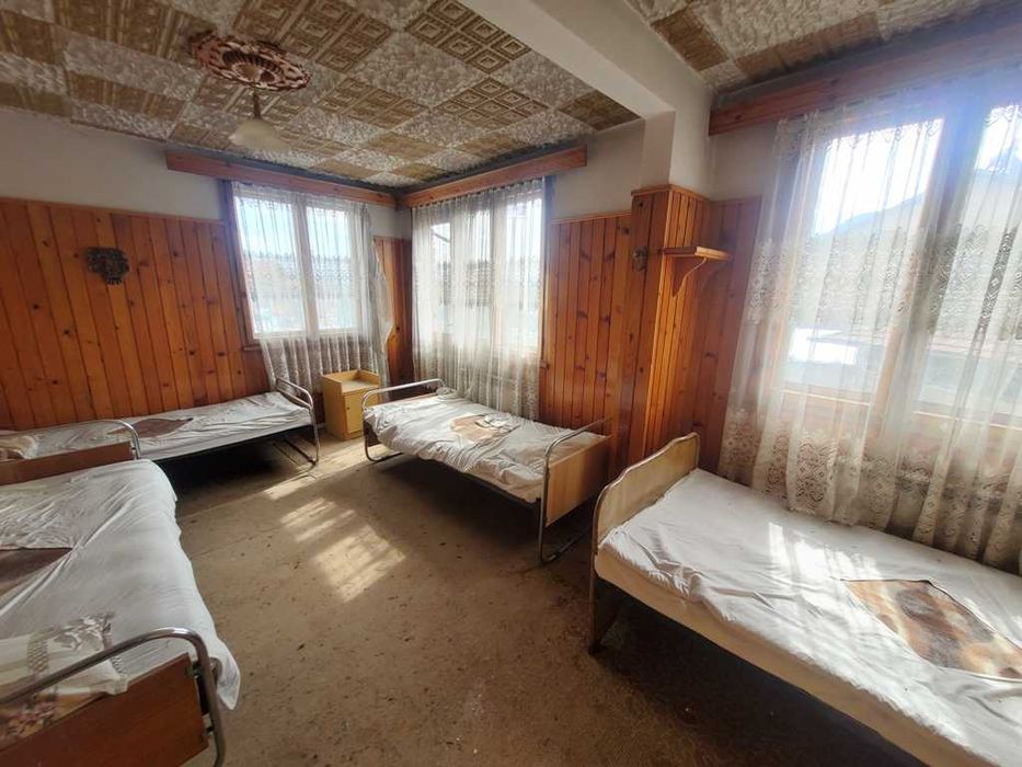 Масивна двуетажна къща за продажба в град Банско