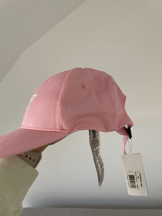 Розова Шапка Guess