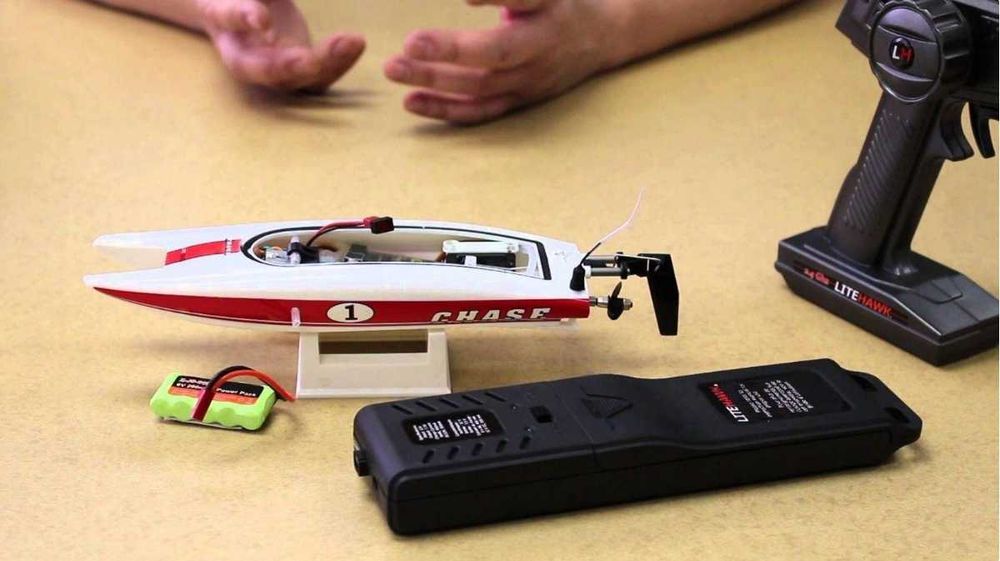 Barcă RC Chase Litehawk 2.4GHz – raritate, fabricată în Canada, nouă