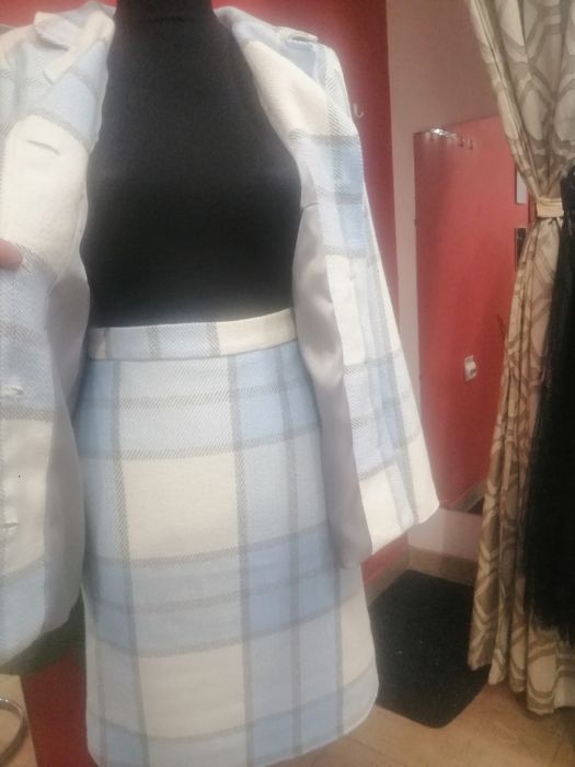 Costum nou cu eticheta