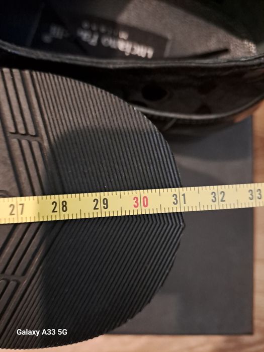 Vand pantofi noi, din piele naturală lacuită, pentru bărbați.