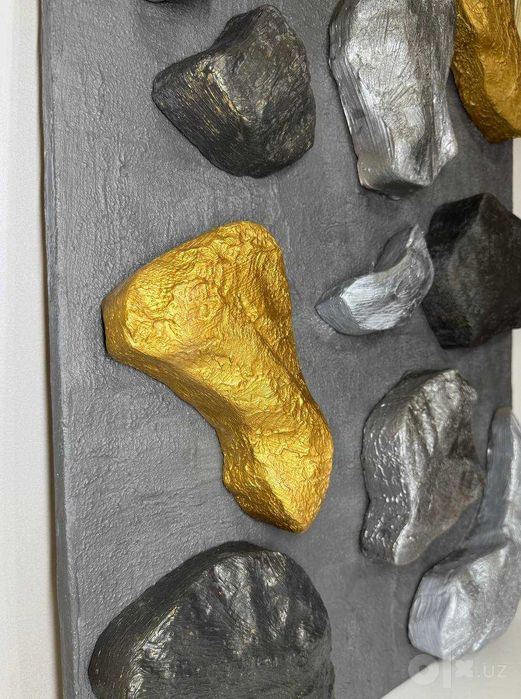 Декоративное панно и подсвечники в эстетике Wabi-Sabi.